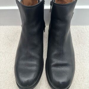 FRYE 3478802 Carly double zip black leather ankle boots, very low heel